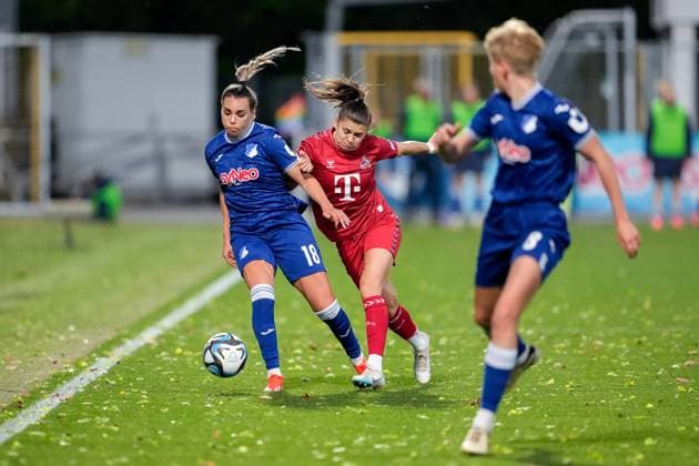 v.li.: Julia Hickelsberger (Hickelsberger-Füller, TSG, 18), Martyna Wiankowska (Köln, 26), Paulina Krumbiegel (TSG, 8), Zweikampf, Spielszene, Duell, duel, tackle, tackling, Dynamik, Action, Aktion, 15.04.2024, Sinsheim (Hoffenheim) (Deutschland), Fussball, Google Pixel Frauen-Bundesliga, TSG 1899 Hoffenheim - 1. FC Köln, DFB DFL REGULATIONS PROHIBIT ANY USE OF PHOTOGRAPHS AS IMAGE SEQUENCES AND OR QUASI-VIDEO.
