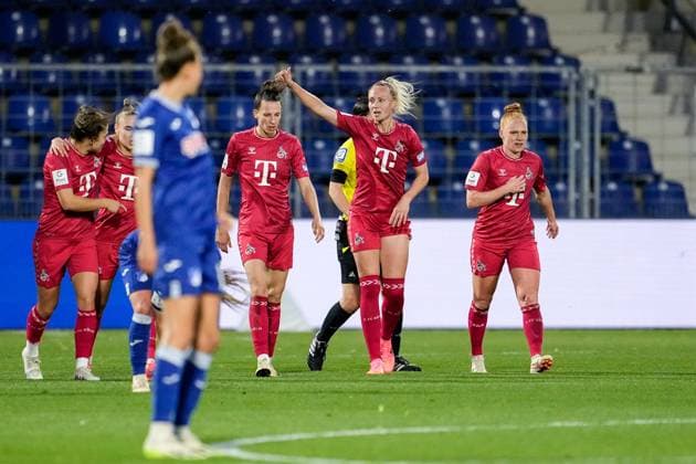 v.li.: Sara Agrez (Köln, 4), Torschützin Meike Meßmer (Messmer, Köln, 20), Laura Vogt (Köln, 8), Spielerinnen des 1. FC Köln, jubeln über das Tor zum 0:1, Jubel, Torjubel, Torerfolg, celebrate the goal, goal, celebration, Jubel ueber das Tor, optimistisch, Spielszene, Highlight, Action, Aktion, 15.04.2024, Sinsheim (Hoffenheim) (Deutschland), Fussball, Google Pixel Frauen-Bundesliga, TSG 1899 Hoffenheim - 1. FC Köln, DFB DFL REGULATIONS PROHIBIT ANY USE OF PHOTOGRAPHS AS IMAGE SEQUENCES AND OR QUASI-VIDEO.