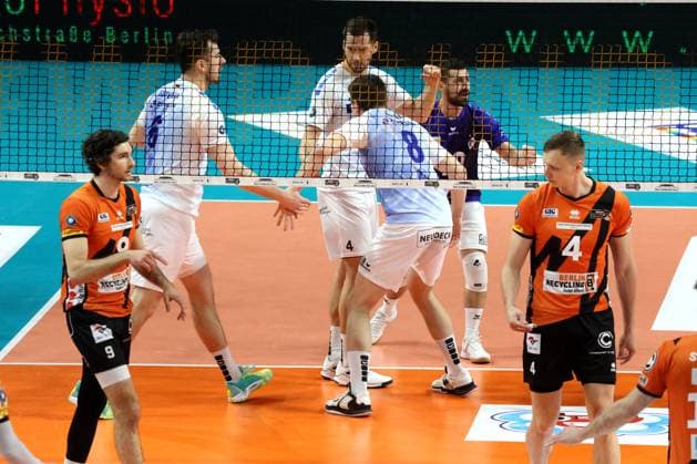 DEU, DVV, 1.VBL, BR Volleys vs. VfB Friedrichshafen, 15.04.2024, Max-Schmeling-Halle, Berlin, DEU, DVV, 1.VBL, BR Volleys vs. VfB Friedrichshafen, im Bild Timothee Carle (BR Volleys 9), Timo Tammemaa (BR Volleys 4), Friedrichshafener-Spielerkreis Foto: Juergen Engler nordphoto GmbH
