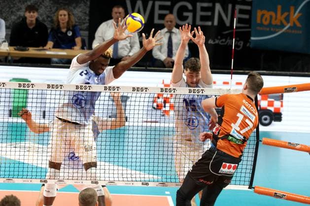 DEU, DVV, 1.VBL, BR Volleys vs. VfB Friedrichshafen, 15.04.2024, Max-Schmeling-Halle, Berlin, DEU, DVV, 1.VBL, BR Volleys vs. VfB Friedrichshafen, im Bild Marek Sotola (BR Volleys 17), Jose Israel Masso Alvarez (Friedrichshafen 1), Jackson Young (Friedrichshafen 15) Foto: Juergen Engler nordphoto GmbH