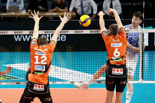 DEU, DVV, 1.VBL, BR Volleys vs. VfB Friedrichshafen, 15.04.2024, Max-Schmeling-Halle, Berlin, DEU, DVV, 1.VBL, BR Volleys vs. VfB Friedrichshafen, im Bild Johannes Tille (BR Volleys 6), Jackson Young (Friedrichshafen 15) Foto: Juergen Engler nordphoto GmbH