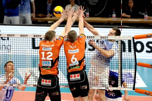 DEU, DVV, 1.VBL, BR Volleys vs. VfB Friedrichshafen, 15.04.2024, Max-Schmeling-Halle, Berlin, DEU, DVV, 1.VBL, BR Volleys vs. VfB Friedrichshafen, im Bild Saso Stalekar (BR Volleys 12), Johannes Tille (BR Volleys 6), Jackson Young (Friedrichshafen 15) Foto: Juergen Engler nordphoto GmbH