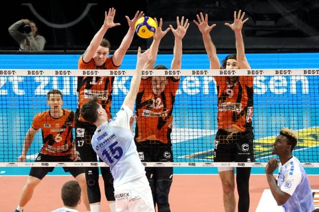 DEU, DVV, 1.VBL, BR Volleys vs. VfB Friedrichshafen, 15.04.2024, Max-Schmeling-Halle, Berlin, DEU, DVV, 1.VBL, BR Volleys vs. VfB Friedrichshafen, im Bild Marek Sotola (BR Volleys 17), Saso Stalekar (BR Volleys 12), Timothee Carle (BR Volleys 9), Jackson Young (Friedrichshafen 15) Foto: Juergen Engler nordphoto GmbH