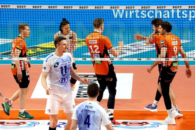 DEU, DVV, 1.VBL, BR Volleys vs. VfB Friedrichshafen, 15.04.2024, Max-Schmeling-Halle, Berlin, DEU, DVV, 1.VBL, BR Volleys vs. VfB Friedrichshafen, im Bild BR Volleys-Spielerkreis, Marcus Boehme (Friedrichshafen 11) Foto: Juergen Engler nordphoto GmbH
