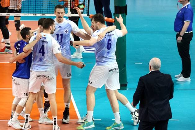 DEU, DVV, 1.VBL, BR Volleys vs. VfB Friedrichshafen, 15.04.2024, Max-Schmeling-Halle, Berlin, DEU, DVV, 1.VBL, BR Volleys vs. VfB Friedrichshafen, im Bild Friedrichshafener-Spielerkreis, Cheftrainer Mark Lebedew (Friedrichshafen) Foto: Juergen Engler nordphoto GmbH