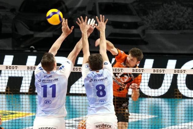 DEU, DVV, 1.VBL, BR Volleys vs. VfB Friedrichshafen, 15.04.2024, Max-Schmeling-Halle, Berlin, DEU, DVV, 1.VBL, BR Volleys vs. VfB Friedrichshafen, im Bild Ruben Schott (BR Volleys 13), Marcus Boehme (Friedrichshafen 11), Aleksa Batak (Friedrichshafen 8) Foto: Juergen Engler nordphoto GmbH