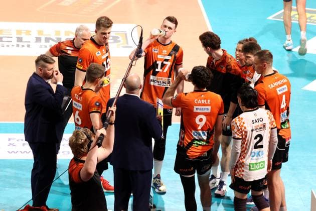 DEU, DVV, 1.VBL, BR Volleys vs. VfB Friedrichshafen, 15.04.2024, Max-Schmeling-Halle, Berlin, DEU, DVV, 1.VBL, BR Volleys vs. VfB Friedrichshafen, im Bild Trainer Joel Banks (BR Volleys), BR Volleys-Spielerkreis Foto: Juergen Engler nordphoto GmbH