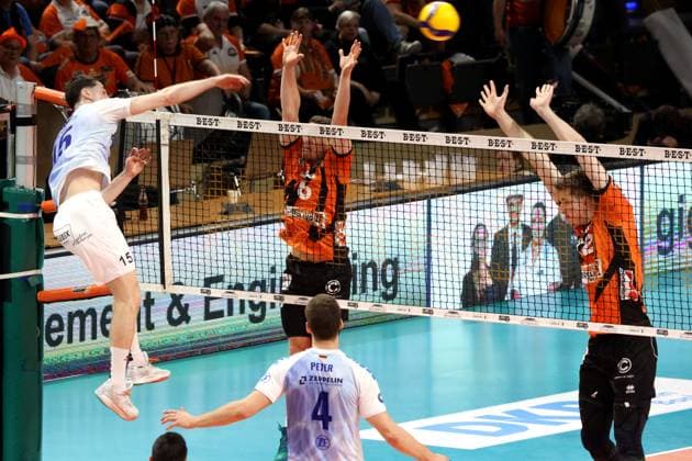 DEU, DVV, 1.VBL, BR Volleys vs. VfB Friedrichshafen, 15.04.2024, Max-Schmeling-Halle, Berlin, DEU, DVV, 1.VBL, BR Volleys vs. VfB Friedrichshafen, im Bild Johannes Tille (BR Volleys 6), Saso Stalekar (BR Volleys 12), Jackson Young (Friedrichshafen 15) Foto: Juergen Engler nordphoto GmbH