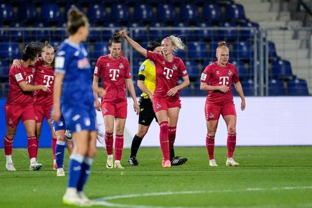 v.li.: Sara Agrez (Köln, 4), Torschützin Meike Meßmer (Messmer, Köln, 20), Laura Vogt (Köln, 8), Spielerinnen des 1. FC Köln, jubeln über das Tor zum 0:1, Jubel, Torjubel, Torerfolg, celebrate the goal, goal, celebration, Jubel ueber das Tor, optimistisch, Spielszene, Highlight, Action, Aktion, 15.04.2024, Sinsheim (Hoffenheim) (Deutschland), Fussball, Google Pixel Frauen-Bundesliga, TSG 1899 Hoffenheim - 1. FC Köln, DFB DFL REGULATIONS PROHIBIT ANY USE OF PHOTOGRAPHS AS IMAGE SEQUENCES AND OR QUASI-VIDEO.