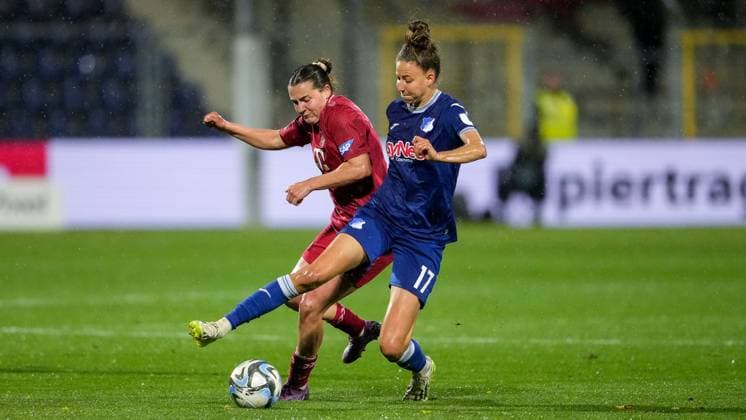 v.li.: Carlotta Wamser (Köln, 30), Franziska Harsch (TSG, 17), Zweikampf, Spielszene, Duell, duel, tackle, tackling, Dynamik, Action, Aktion, 15.04.2024, Sinsheim (Hoffenheim) (Deutschland), Fussball, Google Pixel Frauen-Bundesliga, TSG 1899 Hoffenheim - 1. FC Köln, DFB DFL REGULATIONS PROHIBIT ANY USE OF PHOTOGRAPHS AS IMAGE SEQUENCES AND OR QUASI-VIDEO.