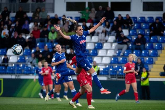 Julia Hickelsberger (TSG Hoffenheim, 18) verpasst den Ball, GER, TSG 1899 Hoffenheim vs FC Koeln, Fussball Google Pixel Frauen Bundesliga, 18. Spieltag, Saison 2023 2024, 15.04.2024 DFB regulations prohibit any use of photographs as image sequences and or quasi-video GER, TSG 1899 Hoffenheim vs FC Koeln, Fussball Google Pixel Frauen Bundesliga, 18. Spieltag, Saison 2023 2024, 15.04.2024 Hoffenheim Copyright: xEibner-Pressefoto Memmlerx EP_MMR
