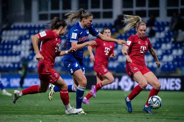 Melissa Koessler (TSG Hoffenheim, 25) im Zweikampf mit Janina Hechler (FC Koeln, 28), MartynÄÖ Wiankowska (FC Koeln, 26), GER, TSG 1899 Hoffenheim vs FC Koeln, Fussball Google Pixel Frauen Bundesliga, 18. Spieltag, Saison 2023 2024, 15.04.2024 DFB regulations prohibit any use of photographs as image sequences and or quasi-video GER, TSG 1899 Hoffenheim vs FC Koeln, Fussball Google Pixel Frauen Bundesliga, 18. Spieltag, Saison 2023 2024, 15.04.2024 Hoffenheim Copyright: xEibner-Pressefoto Memmlerx EP_MMR