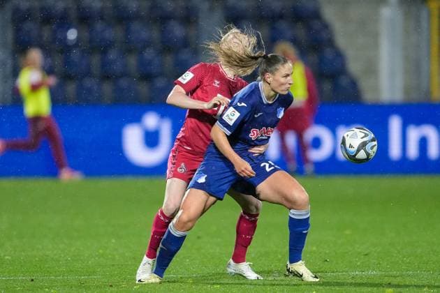 Sport Bilder des Tages v.li.: Anna Gerhardt (Köln, 21), Melissa Kössler (TSG, 25), Zweikampf, Spielszene, Duell, duel, tackle, tackling, Dynamik, Action, Aktion, 15.04.2024, Sinsheim (Hoffenheim) (Deutschland), Fussball, Google Pixel Frauen-Bundesliga, TSG 1899 Hoffenheim - 1. FC Köln, DFB DFL REGULATIONS PROHIBIT ANY USE OF PHOTOGRAPHS AS IMAGE SEQUENCES AND OR QUASI-VIDEO.
