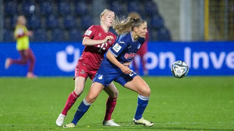 v.li.: Anna Gerhardt (Köln, 21), Melissa Kössler (TSG, 25), Zweikampf, Spielszene, Duell, duel, tackle, tackling, Dynamik, Action, Aktion, 15.04.2024, Sinsheim (Hoffenheim) (Deutschland), Fussball, Google Pixel Frauen-Bundesliga, TSG 1899 Hoffenheim - 1. FC Köln, DFB DFL REGULATIONS PROHIBIT ANY USE OF PHOTOGRAPHS AS IMAGE SEQUENCES AND OR QUASI-VIDEO.