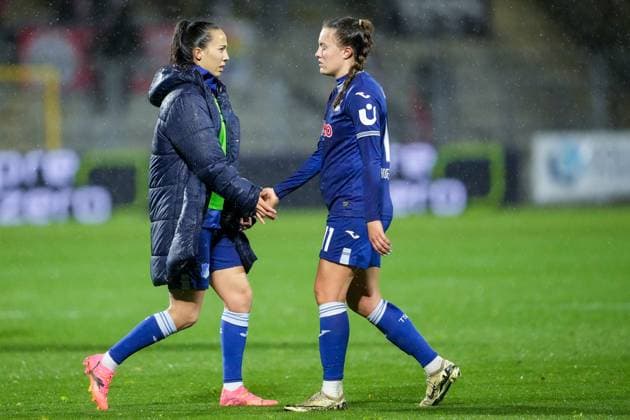 v.li.: Marta Cazalla Garcia (TSG, 15), Mara Alber (TSG, 11), Spielerinnen der TSG 1899 Hoffenheim, enttäuscht über das Unentschieden, nur remis, Enttäuschung nach dem Schlusspfiff, Highlight, Punktverlust, Frustration, disappointed, pessimistisch, 15.04.2024, Sinsheim (Hoffenheim) (Deutschland), Fussball, Google Pixel Frauen-Bundesliga, TSG 1899 Hoffenheim - 1. FC Köln, DFB DFL REGULATIONS PROHIBIT ANY USE OF PHOTOGRAPHS AS IMAGE SEQUENCES AND OR QUASI-VIDEO.