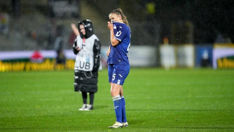 Melissa Kössler (TSG, 25), Spielerin, Spielerinnen der TSG 1899 Hoffenheim, enttäuscht über das Unentschieden, nur remis, Enttäuschung nach dem Schlusspfiff, Highlight, Punktverlust, Frustration, disappointed, pessimistisch, 15.04.2024, Sinsheim (Hoffenheim) (Deutschland), Fussball, Google Pixel Frauen-Bundesliga, TSG 1899 Hoffenheim - 1. FC Köln, DFB DFL REGULATIONS PROHIBIT ANY USE OF PHOTOGRAPHS AS IMAGE SEQUENCES AND OR QUASI-VIDEO.