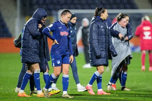 Spielerinnen der TSG 1899 Hoffenheim, enttäuscht über das Unentschieden, nur remis, Enttäuschung nach dem Schlusspfiff, Highlight, Punktverlust, Frustration, disappointed, pessimistisch, 15.04.2024, Sinsheim (Hoffenheim) (Deutschland), Fussball, Google Pixel Frauen-Bundesliga, TSG 1899 Hoffenheim - 1. FC Köln, DFB DFL REGULATIONS PROHIBIT ANY USE OF PHOTOGRAPHS AS IMAGE SEQUENCES AND OR QUASI-VIDEO.