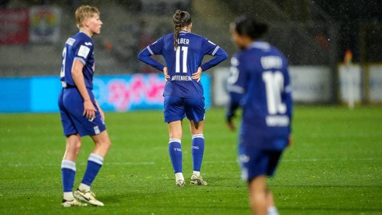 Sport Bilder des Tages v.li.: Paulina Krumbiegel (TSG, 8), Mara Alber (TSG, 11), Gia Corley (TSG, 10), Spielerinnen der TSG 1899 Hoffenheim, enttäuscht über das Unentschieden, nur remis, Enttäuschung nach dem Schlusspfiff, Highlight, Punktverlust, Frustration, disappointed, pessimistisch, 15.04.2024, Sinsheim (Hoffenheim) (Deutschland), Fussball, Google Pixel Frauen-Bundesliga, TSG 1899 Hoffenheim - 1. FC Köln, DFB DFL REGULATIONS PROHIBIT ANY USE OF PHOTOGRAPHS AS IMAGE SEQUENCES AND OR QUASI-VIDEO.