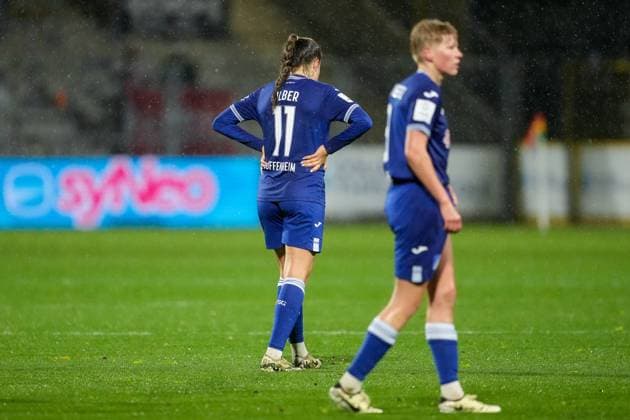 v.li.: Mara Alber (TSG, 11), Paulina Krumbiegel (TSG, 8), Spielerinnen der TSG 1899 Hoffenheim, enttäuscht über das Unentschieden, nur remis, Enttäuschung nach dem Schlusspfiff, Highlight, Punktverlust, Frustration, disappointed, pessimistisch, 15.04.2024, Sinsheim (Hoffenheim) (Deutschland), Fussball, Google Pixel Frauen-Bundesliga, TSG 1899 Hoffenheim - 1. FC Köln, DFB DFL REGULATIONS PROHIBIT ANY USE OF PHOTOGRAPHS AS IMAGE SEQUENCES AND OR QUASI-VIDEO.
