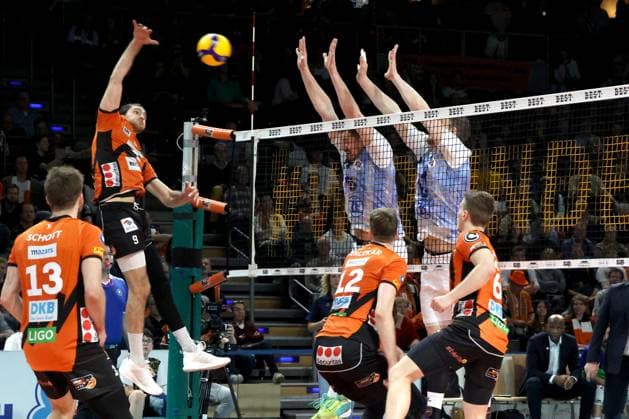 Sport Bilder des Tages DEU, DVV, 1.VBL, BR Volleys vs. VfB Friedrichshafen, 15.04.2024, Max-Schmeling-Halle, Berlin, DEU, DVV, 1.VBL, BR Volleys vs. VfB Friedrichshafen, im Bild Timothee Carle (BR Volleys 9), Saso Stalekar (BR Volleys 12), Michal Superlak (Friedrichshafen 6), Marcus Boehme (Friedrichshafen 11) Foto: Juergen Engler nordphoto GmbH
