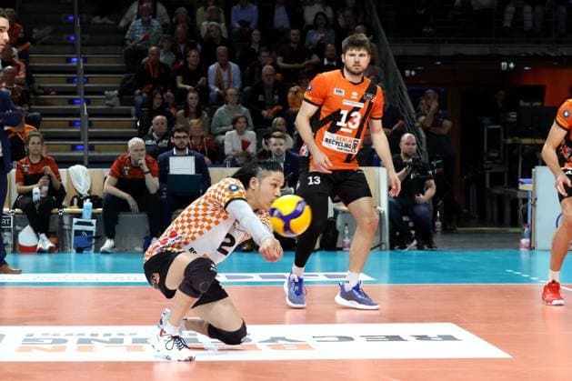 DEU, DVV, 1.VBL, BR Volleys vs. VfB Friedrichshafen, 15.04.2024, Max-Schmeling-Halle, Berlin, DEU, DVV, 1.VBL, BR Volleys vs. VfB Friedrichshafen, im Bild Ballannahme von Satoshi Tsuiki (BR Volleys 2), Ruben Schott (BR Volleys 13) Foto: Juergen Engler nordphoto GmbH