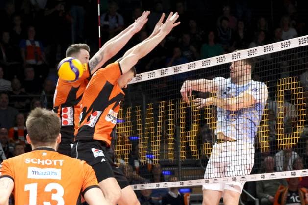 DEU, DVV, 1.VBL, BR Volleys vs. VfB Friedrichshafen, 15.04.2024, Max-Schmeling-Halle, Berlin, DEU, DVV, 1.VBL, BR Volleys vs. VfB Friedrichshafen, im Bild Marek Sotola (BR Volleys 17), Timo Tammemaa (BR Volleys 4), Michal Superlak (Friedrichshafen 6) Foto: Juergen Engler nordphoto GmbH
