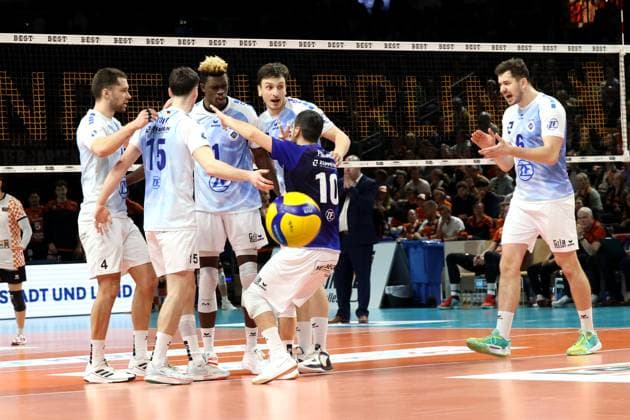 DEU, DVV, 1.VBL, BR Volleys vs. VfB Friedrichshafen, 15.04.2024, Max-Schmeling-Halle, Berlin, DEU, DVV, 1.VBL, BR Volleys vs. VfB Friedrichshafen, im Bild Friedrichshafener-Spielerkreis Foto: Juergen Engler nordphoto GmbH