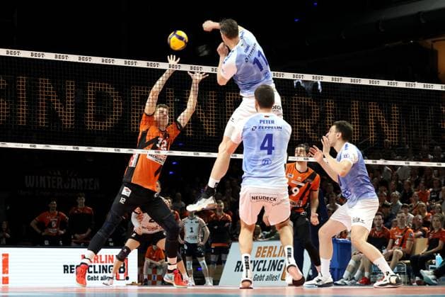 DEU, DVV, 1.VBL, BR Volleys vs. VfB Friedrichshafen, 15.04.2024, Max-Schmeling-Halle, Berlin, DEU, DVV, 1.VBL, BR Volleys vs. VfB Friedrichshafen, im Bild Saso Stalekar (BR Volleys 12), Marcus Boehme (Friedrichshafen 11), Tim Peter (Friedrichshafen 4), Foto: Juergen Engler nordphoto GmbH