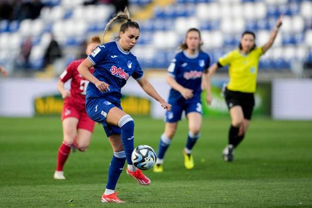 Julia Hickelsberger (Hickelsberger-Füller, TSG, 18), am Ball, Freisteller, Ganzkörper, Einzelbild, Einzelfoto, Aktion, Action, 15.04.2024, Sinsheim (Hoffenheim) (Deutschland), Fussball, Google Pixel Frauen-Bundesliga, TSG 1899 Hoffenheim - 1. FC Köln, DFB DFL REGULATIONS PROHIBIT ANY USE OF PHOTOGRAPHS AS IMAGE SEQUENCES AND OR QUASI-VIDEO.
