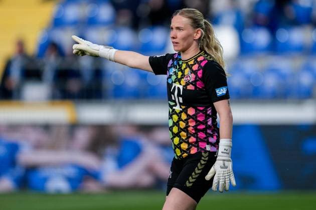 Jasmin Pal (Torwart, Torhüterin, Köln, 1), gibt Anweisungen, gestikuliert, mit den Armen gestikulieren, Einzelbild, Einzelfoto, Aktion, Action, 15.04.2024, Sinsheim (Hoffenheim) (Deutschland), Fussball, Google Pixel Frauen-Bundesliga, TSG 1899 Hoffenheim - 1. FC Köln, DFB DFL REGULATIONS PROHIBIT ANY USE OF PHOTOGRAPHS AS IMAGE SEQUENCES AND OR QUASI-VIDEO.