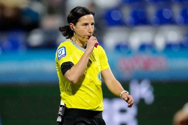 Katrin Rafalski (Schiedsrichterin), Einzelbild, Einzelfoto, Aktion, Action, 15.04.2024, Sinsheim (Hoffenheim) (Deutschland), Fussball, Google Pixel Frauen-Bundesliga, TSG 1899 Hoffenheim - 1. FC Köln, DFB DFL REGULATIONS PROHIBIT ANY USE OF PHOTOGRAPHS AS IMAGE SEQUENCES AND OR QUASI-VIDEO.