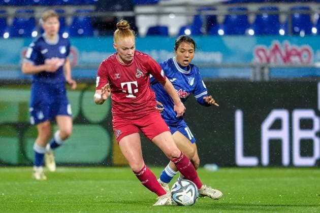 v.li.: Laura Vogt (Köln, 8), Gia Corley (TSG, 10), Zweikampf, Spielszene, Duell, duel, tackle, tackling, Dynamik, Action, Aktion, 15.04.2024, Sinsheim (Hoffenheim) (Deutschland), Fussball, Google Pixel Frauen-Bundesliga, TSG 1899 Hoffenheim - 1. FC Köln, DFB DFL REGULATIONS PROHIBIT ANY USE OF PHOTOGRAPHS AS IMAGE SEQUENCES AND OR QUASI-VIDEO.