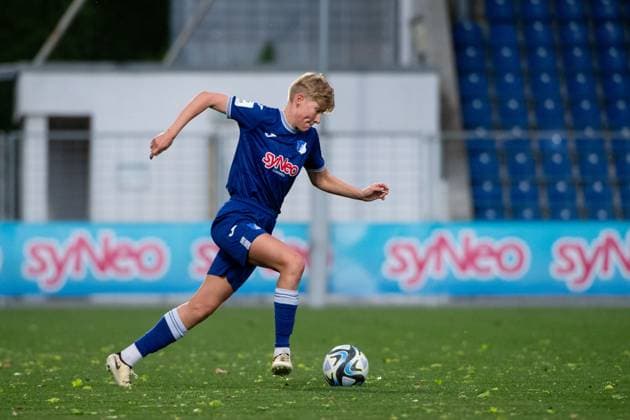 Paulina Krumbiegel (TSG Hoffenheim, 08) am Ball, GER, TSG 1899 Hoffenheim vs FC Koeln, Fussball Google Pixel Frauen Bundesliga, 18. Spieltag, Saison 2023 2024, 15.04.2024 DFB regulations prohibit any use of photographs as image sequences and or quasi-video GER, TSG 1899 Hoffenheim vs FC Koeln, Fussball Google Pixel Frauen Bundesliga, 18. Spieltag, Saison 2023 2024, 15.04.2024 Hoffenheim Copyright: xEibner-Pressefoto Memmlerx EP_MMR