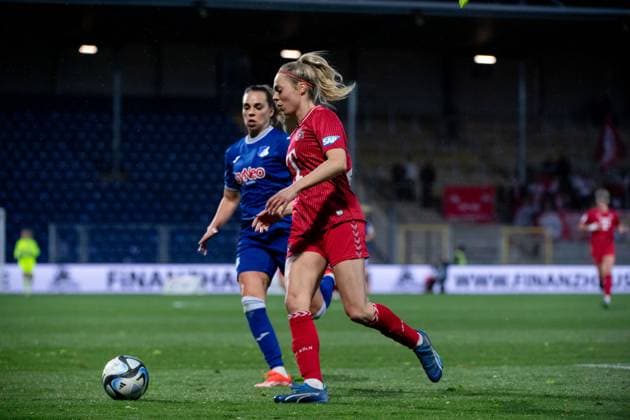 Janina Hechler (FC Koeln, 28) im Zweikampf mit Julia Hickelsberger (TSG Hoffenheim, 18), GER, TSG 1899 Hoffenheim vs FC Koeln, Fussball Google Pixel Frauen Bundesliga, 18. Spieltag, Saison 2023 2024, 15.04.2024 DFB regulations prohibit any use of photographs as image sequences and or quasi-video GER, TSG 1899 Hoffenheim vs FC Koeln, Fussball Google Pixel Frauen Bundesliga, 18. Spieltag, Saison 2023 2024, 15.04.2024 Hoffenheim Copyright: xEibner-Pressefoto Memmlerx EP_MMR