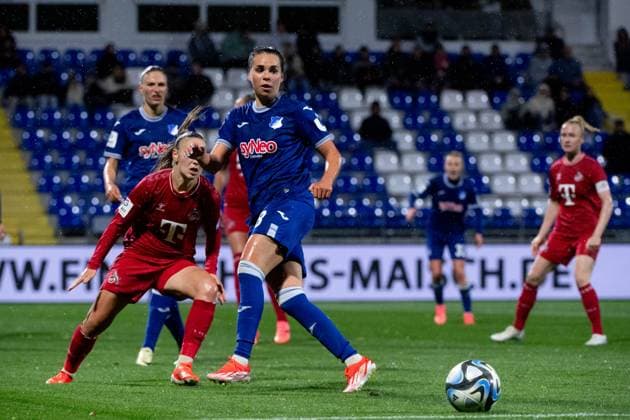 Julia Hickelsberger (TSG Hoffenheim, 18) am Ball, GER, TSG 1899 Hoffenheim vs FC Koeln, Fussball Google Pixel Frauen Bundesliga, 18. Spieltag, Saison 2023 2024, 15.04.2024 DFB regulations prohibit any use of photographs as image sequences and or quasi-video GER, TSG 1899 Hoffenheim vs FC Koeln, Fussball Google Pixel Frauen Bundesliga, 18. Spieltag, Saison 2023 2024, 15.04.2024 Hoffenheim Copyright: xEibner-Pressefoto Memmlerx EP_MMR