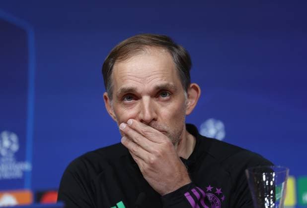 München, Deutschland 16. April 2024: Fussball, Herren, UEFA Champions League, Saison 2023 2024, FC Bayern München, Pressekonferenz Hier im Bild Thomas Tuchel, Trainer (FC Bayern München) Kopf, Portrait mit der Hand vor dem Mund, nachdenken, nachdenklich auf der Pressekonferenz