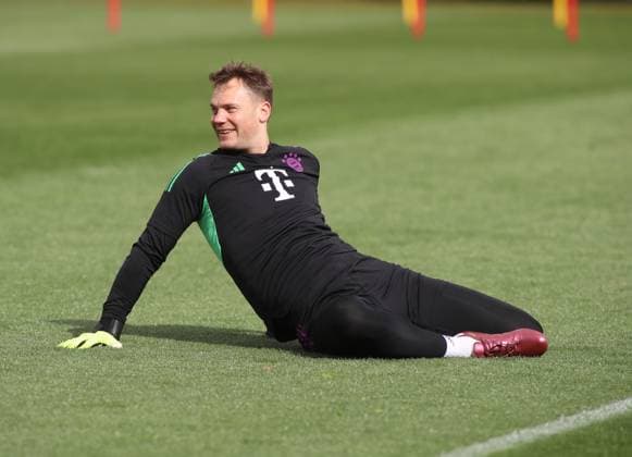 München, Deutschland 16. April 2024: Fussball, Herren, Saison 2023 2024, FC Bayern München, Säbener Strasse, Trainingsgelände, Abschlusstraining, Champions League Manuel Neuer (FC Bayern München) sitzt auf dem Trainingsplatz mit Blick nach hinten, lächeln, schauen
