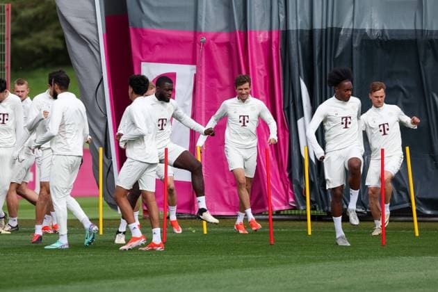 Thomas Mueller (FC Bayern Muenchen, 25) mit Mathys Tel (FC Bayern Muenchen, 39) und Joshua Kimmich (FC Bayern Muenchen, 06) mit Dayot Upamecano (FC Bayern Muenchen, 02), Abschlusstraining, FC Bayern Muenchen, Fussball, UEFA Champions League, Viertelfinale Rueckspiel, Saison 23 24, 16.04.2024, Abschlusstraining, FC Bayern Muenchen, Fussball, UEFA Champions League, Viertelfinale Rueckspiel, Saison 23 24, 16.04.2024 Muenchen Copyright: xEibner-Pressefoto JennixMaulx EP_JML