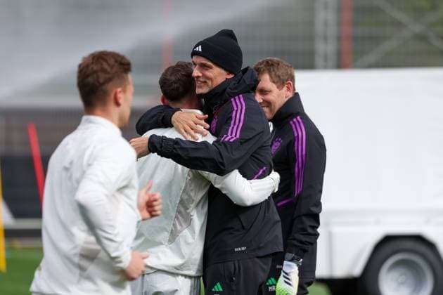 Thomas Tuchel (FC Bayern Muenchen, Cheftrainer) lachend mit Lovro Zvonarek (FC Bayern Muenchen, 34), umarmen, Umarmung, Freude Abschlusstraining, FC Bayern Muenchen, Fussball, UEFA Champions League, Viertelfinale Rueckspiel, Saison 23 24, 16.04.2024, Abschlusstraining, FC Bayern Muenchen, Fussball, UEFA Champions League, Viertelfinale Rueckspiel, Saison 23 24, 16.04.2024 Muenchen Copyright: xEibner-Pressefoto JennixMaulx EP_JML