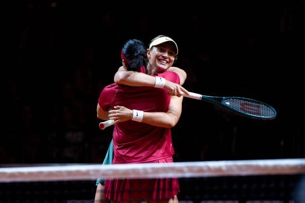 Paula Badosa (Spanien), Ons Jabeur (Tunesien) jubeln ueber den Sieg, Shuko Aoyama (Japan), Nadiia Kichenok (Ukraine) vs Paula Badosa (Spanien), Ons Jabeur (Tunesien), Doppel Damen, Runde 1, GER, Porsche Tennis Grand Prix Stuttgart, WTA, Tennis Damen 500, 16.04.2024 GER, Porsche Tennis Grand Prix, WTA 500, 16.04.2024 Stuttgart Copyright: xEibner-Pressefoto Memmlerx EP_MMR