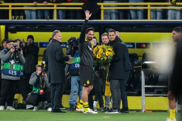 16.04.2024, Fussball, Saison 2023 2024, UEFA Champions League, UCL, Viertelfinale, Runde 2, Rueckspiel, Borussia Dortmund - Atletico Madrid, v. l. Aufsichtsratsvorsitzender Hans-Joachim Watzke (Borussia Dortmund) ehrt Mats Hummels (Borussia Dortmund) für 500 Spiele, Sportdirektor Sebastian Kehl (Borussia Dortmund), Dortmund Signal Iduna Park NRW Deutschland xRHR-FOTO DEx Copyright: DennisxEwert RHR-FOTOx RHR-FOTO DE