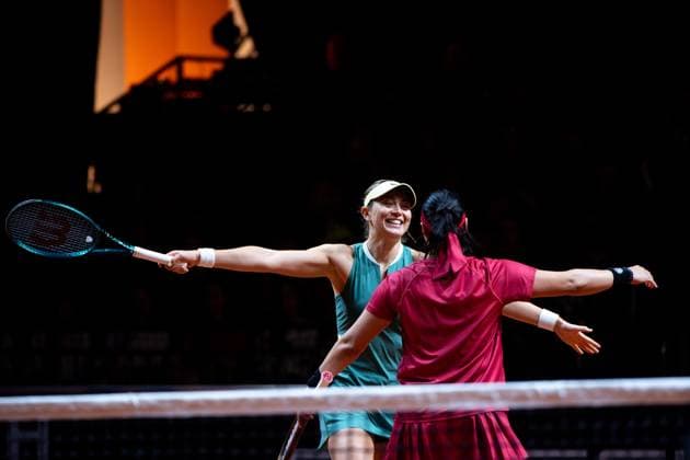 Paula Badosa (Spanien), Ons Jabeur (Tunesien) jubeln ueber den Sieg, Shuko Aoyama (Japan), Nadiia Kichenok (Ukraine) vs Paula Badosa (Spanien), Ons Jabeur (Tunesien), Doppel Damen, Runde 1, GER, Porsche Tennis Grand Prix Stuttgart, WTA, Tennis Damen 500, 16.04.2024 GER, Porsche Tennis Grand Prix, WTA 500, 16.04.2024 Stuttgart Copyright: xEibner-Pressefoto Memmlerx EP_MMR