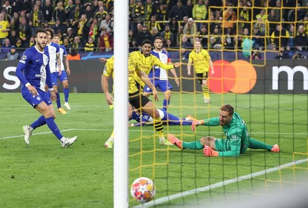 Jadon Sancho of Borussia Dortmund scores his sides second goal Borussia Dortmund v Atletico Madrid, UEFA Champions League, Quarter Final, Second Leg, Football, Signal Iduna Park, Dortmund, Germany - 16 Apr 2024 EDITORIAL USE ONLY No use with unauthorised audio, video, data, fixture lists, club league logos or live services. Online in-match use limited to 120 images, no video emulation. No use in betting, games or single club league player publications. Copyright: xMichaelxZemanek Shutterstockx 14434932o