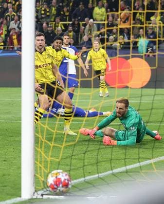 Jadon Sancho of Borussia Dortmund scores his sides second goal past Jan Oblak of Atletico Madrid Borussia Dortmund v Atletico Madrid, UEFA Champions League, Quarter Final, Second Leg, Football, Signal Iduna Park, Dortmund, Germany - 16 Apr 2024 EDITORIAL USE ONLY No use with unauthorised audio, video, data, fixture lists, club league logos or live services. Online in-match use limited to 120 images, no video emulation. No use in betting, games or single club league player publications. Copyright: xMichaelxZemanek Shutterstockx 14434932p