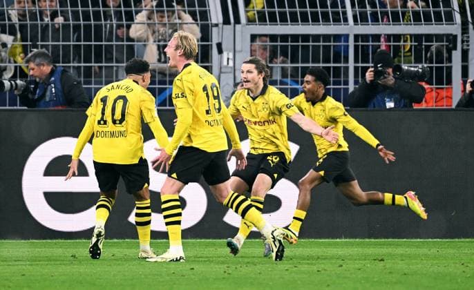 Fussball, Champions League, Deutschland, Herren, Saison 2023 2024, Viertelfinale Rückspiel, Signal Iduna Park Dortmund: Bor. Dortmund - Atletico Madrid; Jubel Ian Maatsen (BVB) nach seinem Tor zum 2:0, zusammen mit Marcel Sabitzer (BVB), Julian Brandt (BVB), Jadon Sancho (BVB). Jubel, Freude, Aktion. UEFA REGULATIONS PROHIBIT ANY USE OF PHOTOGRAPHS AS IMAGE SEQUENCES AND OR QUASI-VIDEO