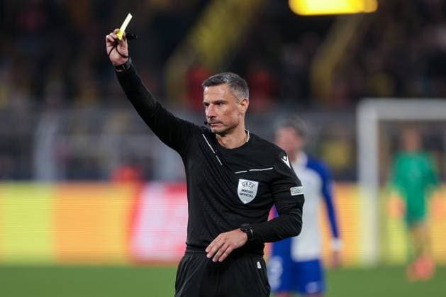 16.04.2024, Fussball, Saison 2023 2024, UEFA Champions League, UCL, Viertelfinale, Runde 2, Rueckspiel, Borussia Dortmund - Atletico Madrid, Schiedsrichter Slavko Vincic (SVN) zeigt die Gelbe Karte, Dortmund Signal Iduna Park NRW Deutschland xRHR-FOTO DEx Copyright: DennisxEwert RHR-FOTOx RHR-FOTO DE