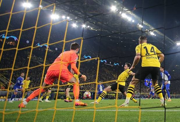 Mats Hummels of Borussia Dortmund scores an own goal Borussia Dortmund v Atletico Madrid, UEFA Champions League, Quarter Final, Second Leg, Football, Signal Iduna Park, Dortmund, Germany - 16 Apr 2024 EDITORIAL USE ONLY No use with unauthorised audio, video, data, fixture lists, club league logos or live services. Online in-match use limited to 120 images, no video emulation. No use in betting, games or single club league player publications. Copyright: xMichaelxZemanek Shutterstockx 14434932bz
