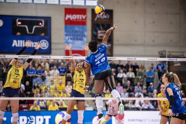 Krystal Rivers (Allianz MTV Stuttgart, 13) Allianz MTV Stuttgart - SSC Palmberg Schwerin, Volleyball Bundesliga, Frauen, VBL, Saison 2023 24, Deutsche Meisterschaft Finale - Spiel 2, 17.04.2024, Stuttgart (SCHARRena), DEU GER, Allianz MTV Stuttgart - SSC Palmberg Schwerin, Volleyball, Bundesliga, easycredit VBL, Deutsche Meisterschaft Finale Spiel 2, Spielzeit 2023 2024, 17.04.2024 Stuttgart Copyright: xSandyxDinkelackerx EP_SDR