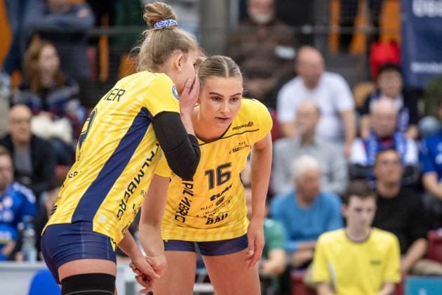 Pia Kaestner (SSC Palmberg Schwerin, 02), li. spricht zu Indy Baijens (SSC Palmberg Schwerin, 16) Allianz MTV Stuttgart - SSC Palmberg Schwerin, Volleyball Bundesliga, Frauen, VBL, Saison 2023 24, Deutsche Meisterschaft Finale - Spiel 2, 17.04.2024, Stuttgart (SCHARRena), DEU GER, Allianz MTV Stuttgart - SSC Palmberg Schwerin, Volleyball, Bundesliga, easycredit VBL, Deutsche Meisterschaft Finale Spiel 2, Spielzeit 2023 2024, 17.04.2024 Stuttgart Copyright: xSandyxDinkelackerx EP_SDR