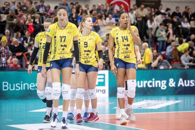 Sichtlich enttaeuscht nach verlorenem Satz Allianz MTV Stuttgart - SSC Palmberg Schwerin, Volleyball Bundesliga, Frauen, VBL, Saison 2023 24, Deutsche Meisterschaft Finale - Spiel 2, 17.04.2024, Stuttgart (SCHARRena), DEU GER, Allianz MTV Stuttgart - SSC Palmberg Schwerin, Volleyball, Bundesliga, easycredit VBL, Deutsche Meisterschaft Finale Spiel 2, Spielzeit 2023 2024, 17.04.2024 Stuttgart Copyright: xSandyxDinkelackerx EP_SDR